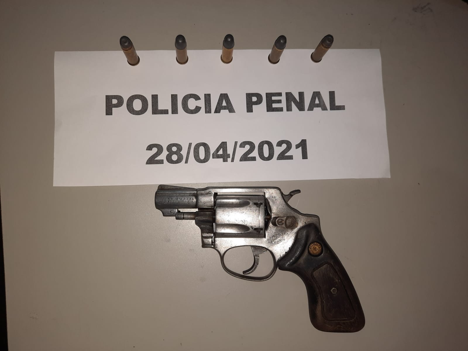 Policiais Penais encontram revolver escondido em banheiro de cela
