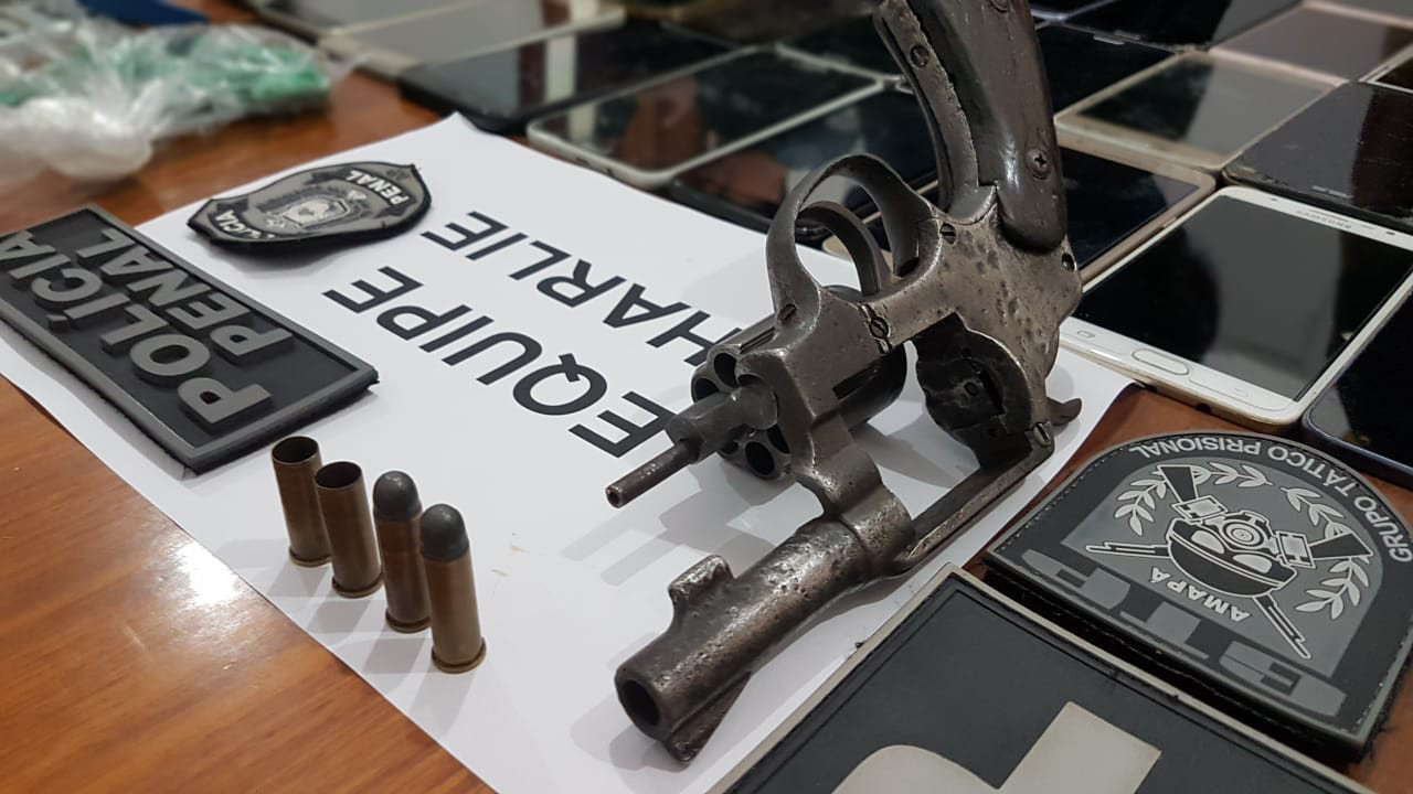 Policias Penais apreendem revolver e munição em uma cela no IAPEN