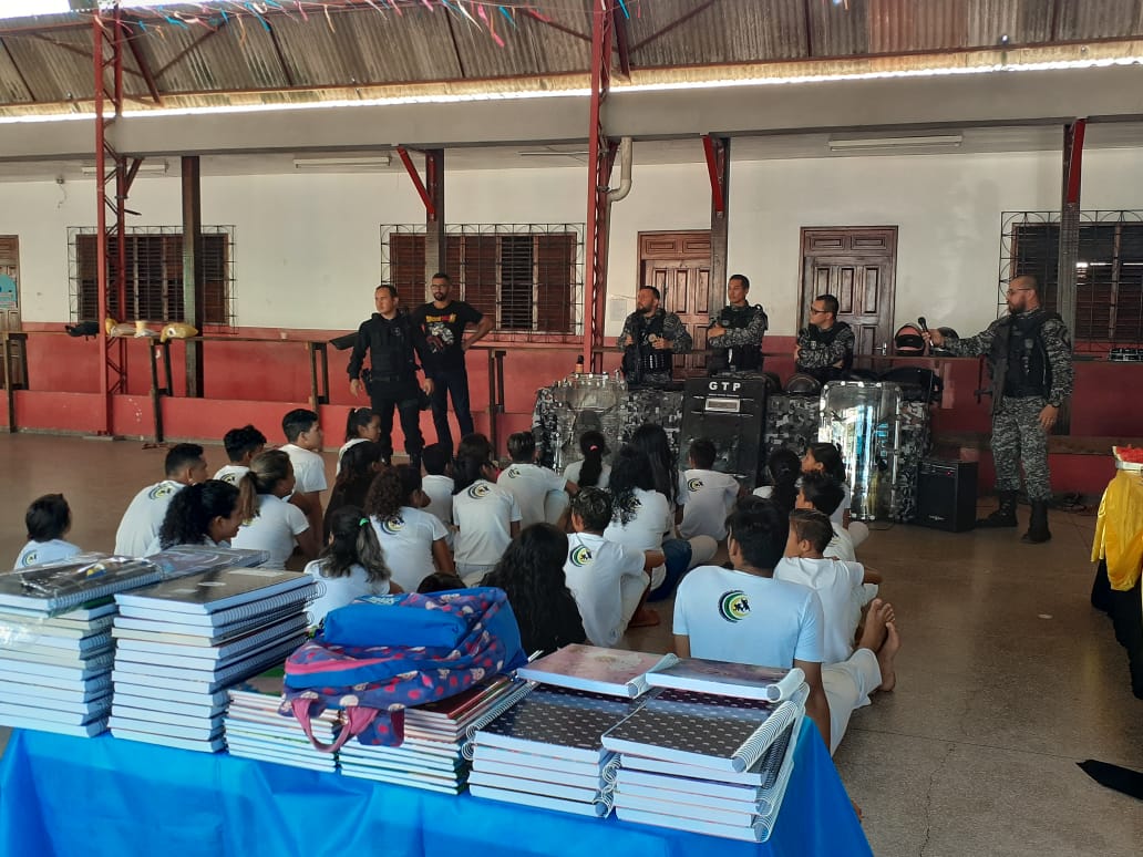 Agentes do IAPEN entregam kits escolares para crianças e jovens de projeto social
