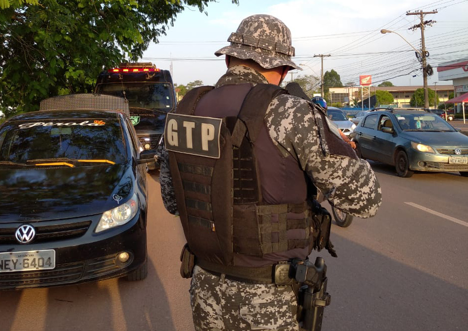 Policiais Penais abordam e prendem dois homens com drogas na frente do IAPEN