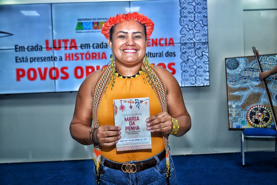 'Ficamos muito felizes com a tradução desse material', diz cacica ao receber cartilha multilíngue da Lei Maria da Penha 