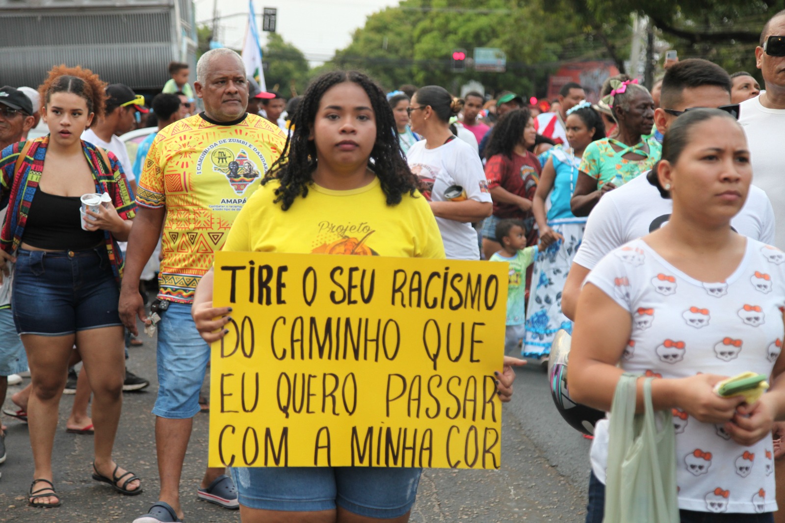 Mais de 200 pessoas participam da 'Caminhada Zumbi e Dandara' em celebração ao Mês da Consciência Negra, em Macapá