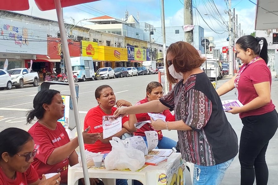 Secretaria das Mulheres do Amapá promove blitz de conscientização da visibilidade trans no centro de Macapá