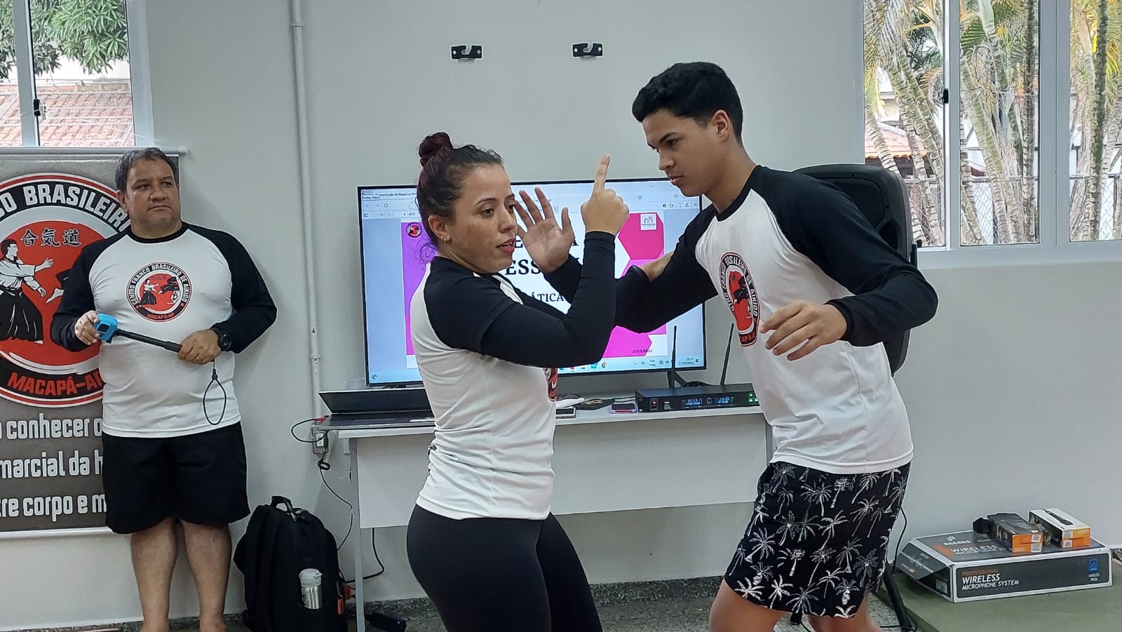 Mulheres aprendem técnicas de defesa pessoal para agressões mais comuns