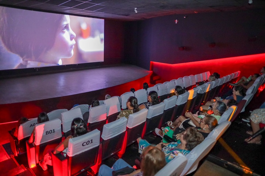 Governo do Amapá oferece sessão de cinema para conscientizar mulheres sobre violência doméstica
