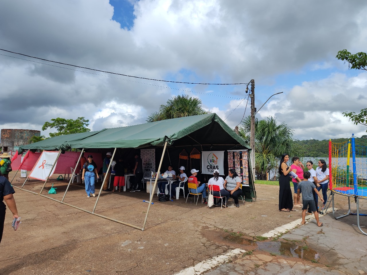 A Prefeitura Municipal de Oiapoque, por meio da Secretaria Municipal de Saúde e da Primeira Linha de Cuidados, realizou no dia 02 de dezembro de 2024 uma ação especial em alusão ao Dezembro Vermelho, mês de luta contra o HIV, a AIDS e outras ISTs.