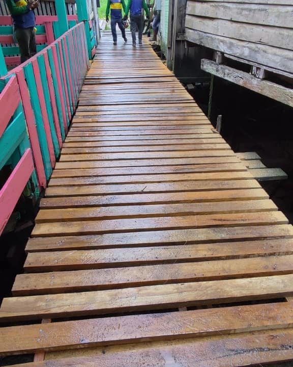 A Prefeitura Municipal de Oiapoque juntamente com a Secretaria de Obras e Infraestrutura, realizou uma importante ação de trabalho e manutenção nas passarelas localizadas no final da Rua Santos Dumont.