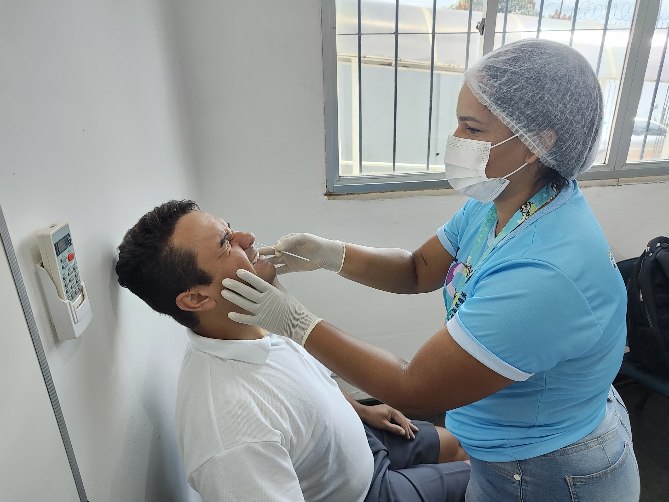 A Prefeitura Municipal de Oiapoque, por meio da Secretaria Municipal de Saúde, realizou na manhã de hoje, 20 de junho, testes rápidos de COVID-19 nos profissionais da Marinha.