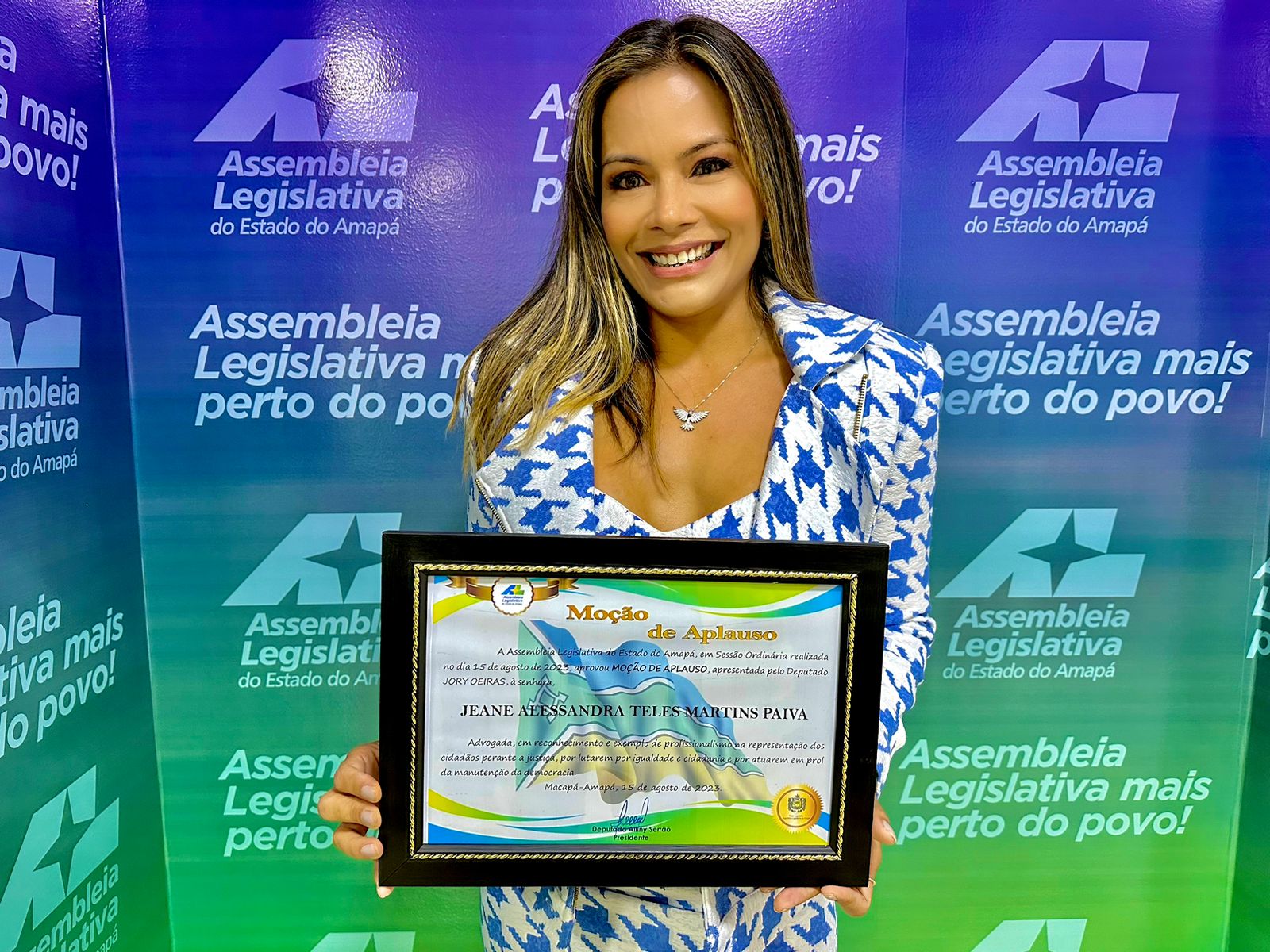 Procuradora do Estado, Dra. Jeane Martins recebe Moção de Aplauso da Assembleia Legislativa