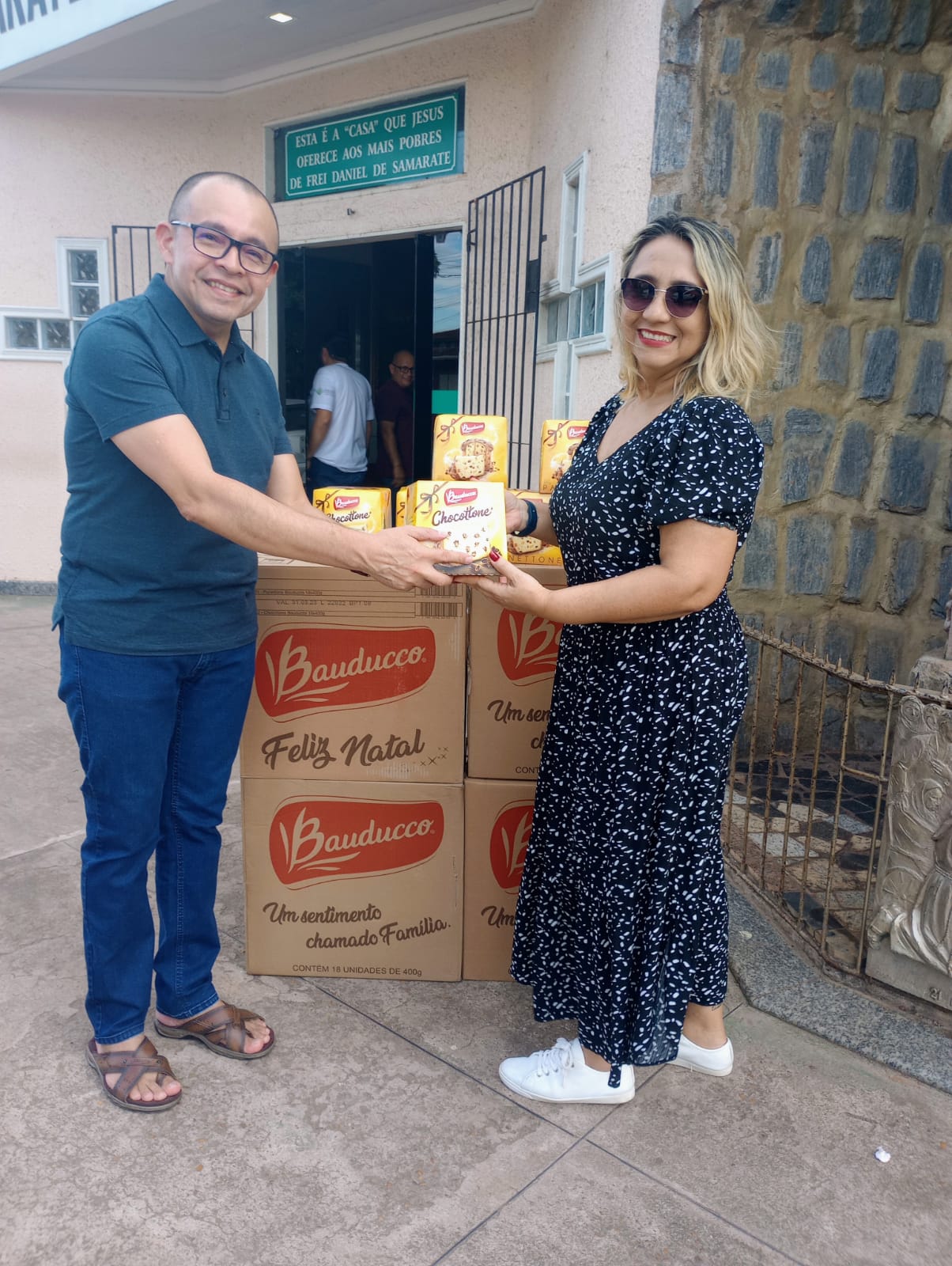 PGE entrega panetones aos Capuchinhos