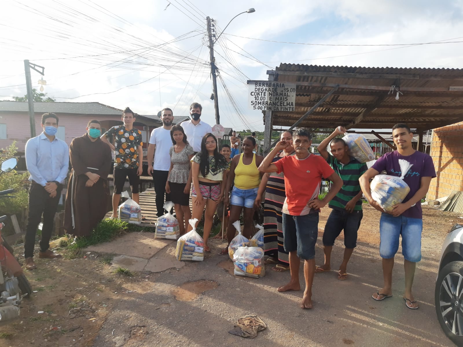 Ação Solidária: Procuradores da PGE doam cestas básicas para famílias de uma área do Congós