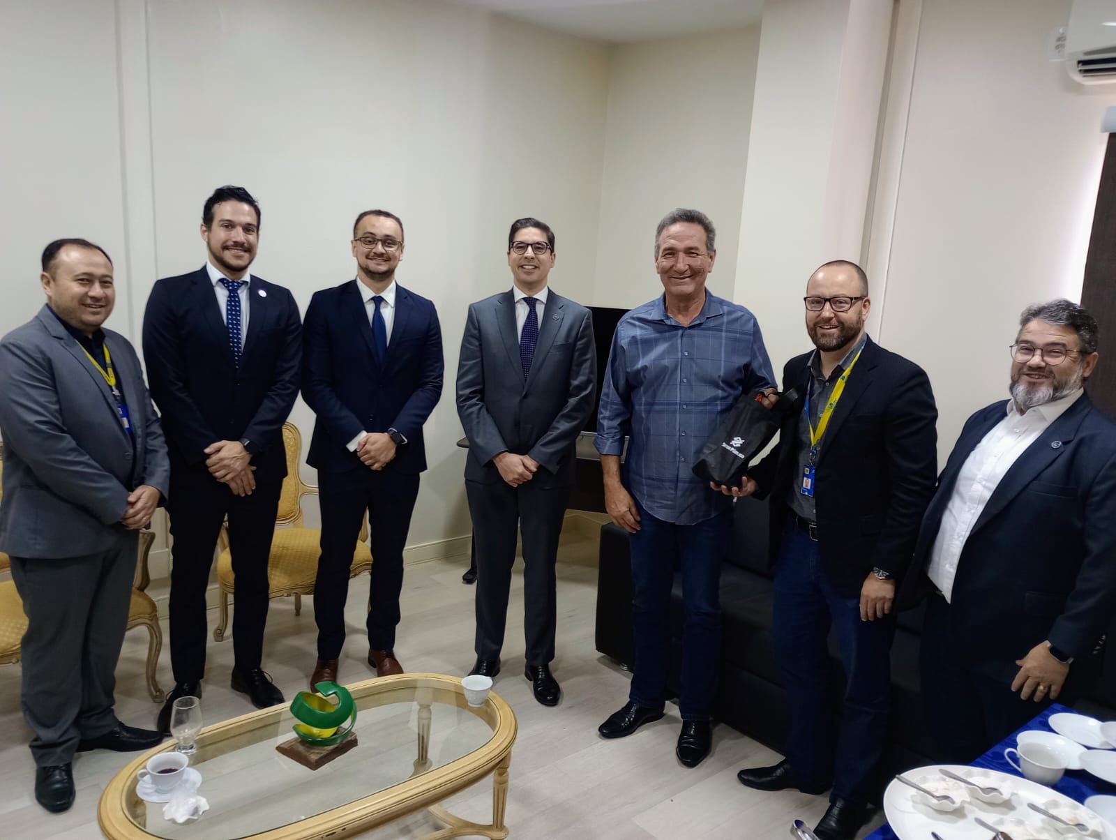 PGE recebe o senador Lucas Barreto em agenda de trabalho