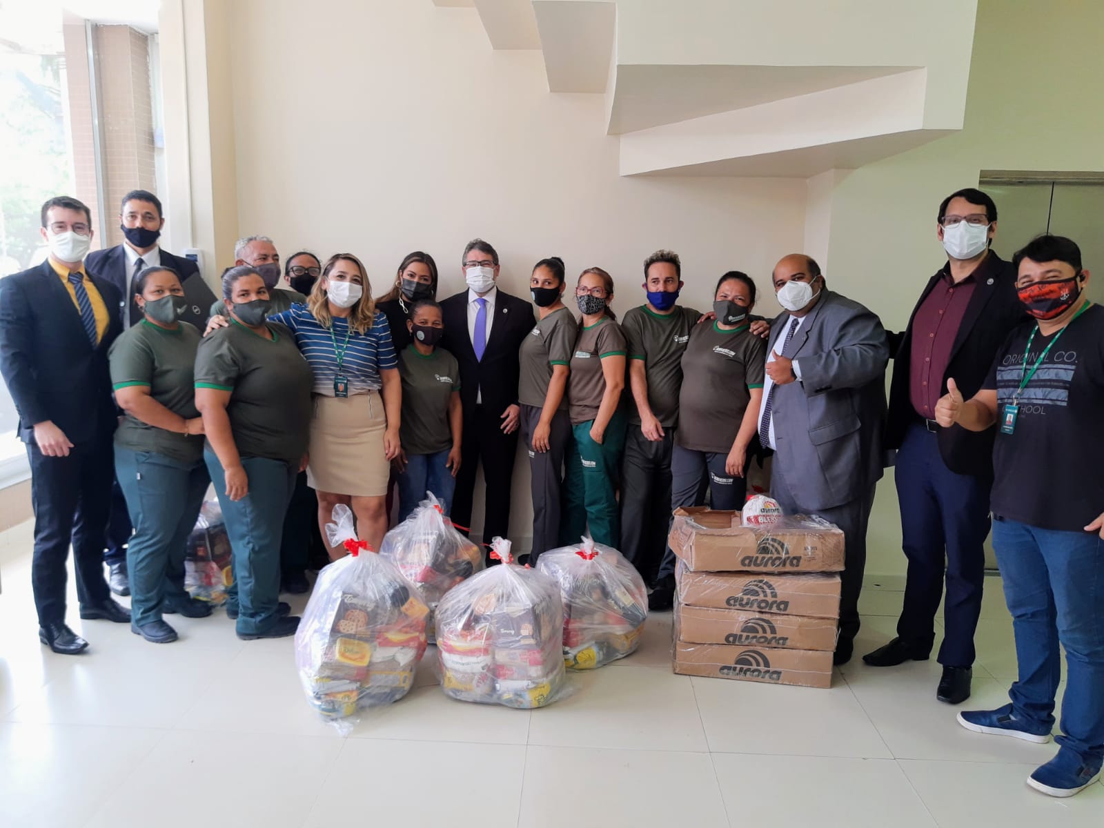 PGE faz doação de cestas de alimentos aos colaboradores de serviços gerais 