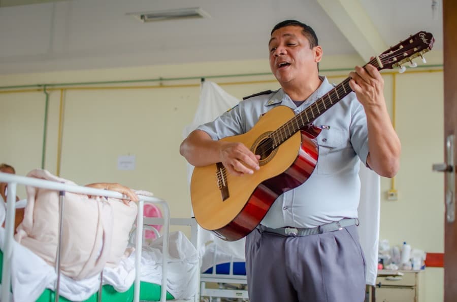 Policial militar canta para pacientes de Hospital