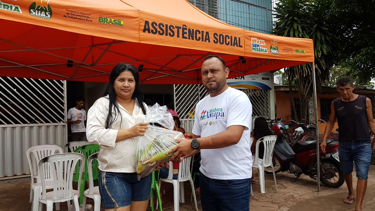 Prefeitura continua distribuindo kits com alimentos para pessoas de baixa renda