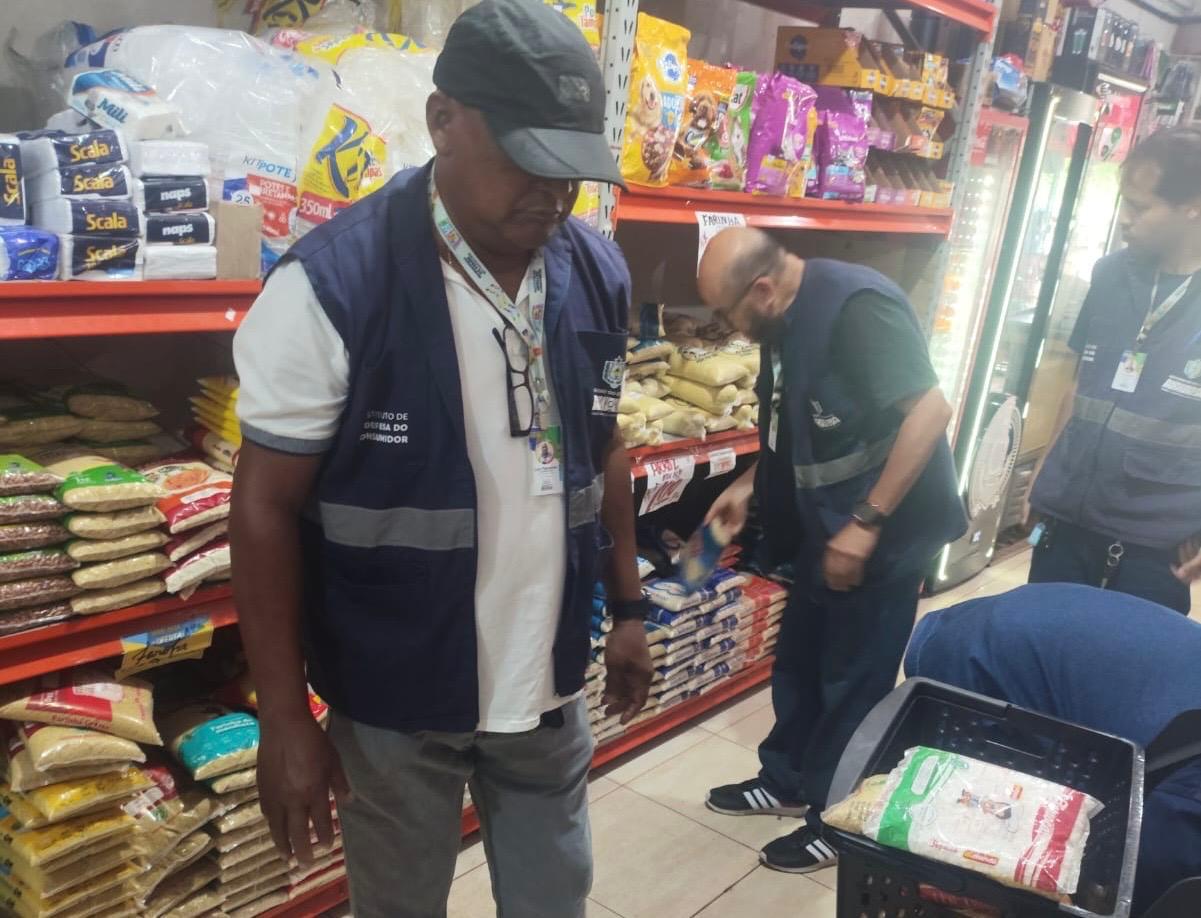 Produtos fora do prazo de validade são apreendidos pelo Procon em ponto comercial na Zona Norte de Macapá