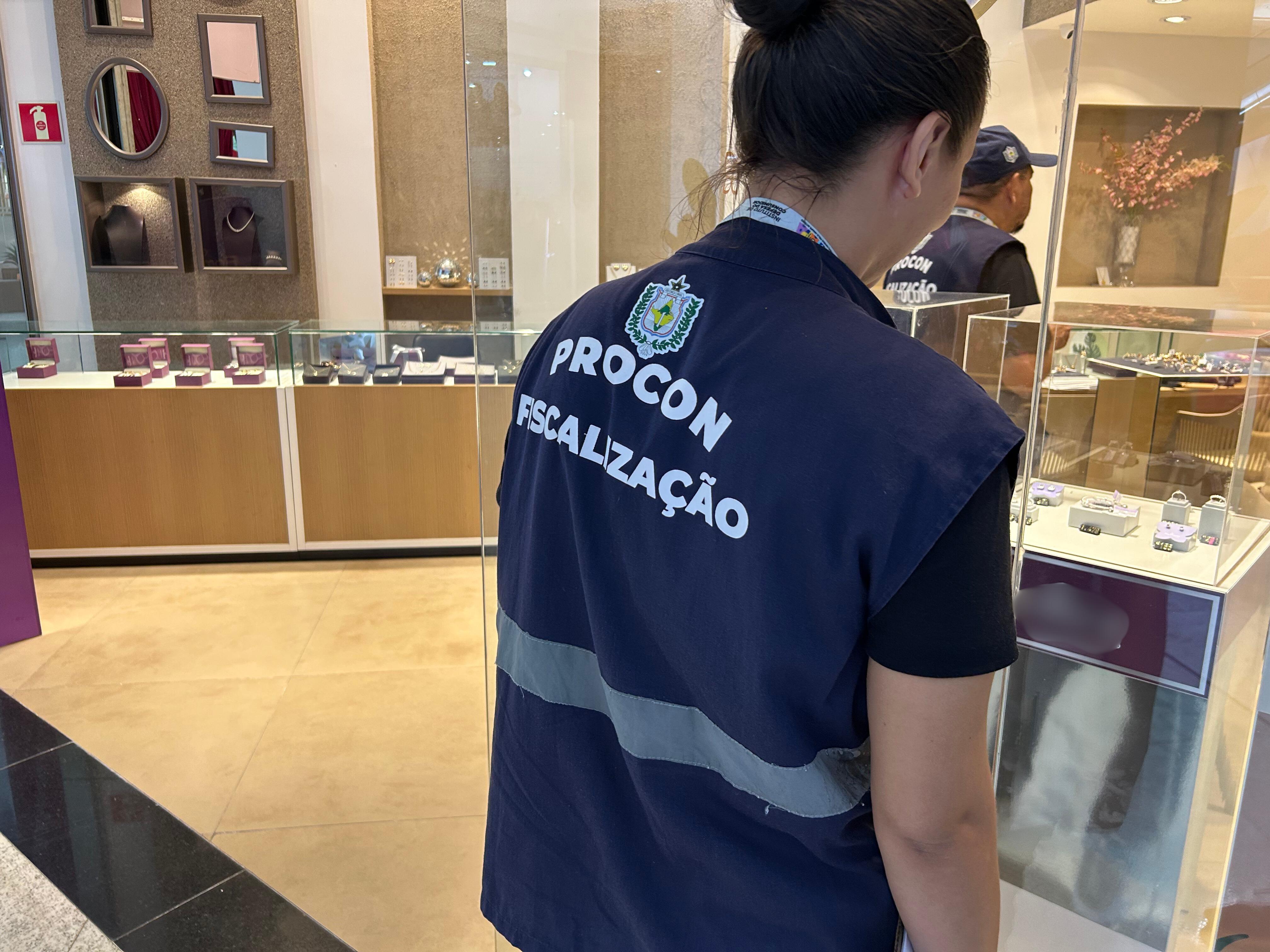 Direitos dos consumidores: campanha “Vitrine Legal” leva informação aos lojistas de shoppings de Macapá, para o Dia das Mães