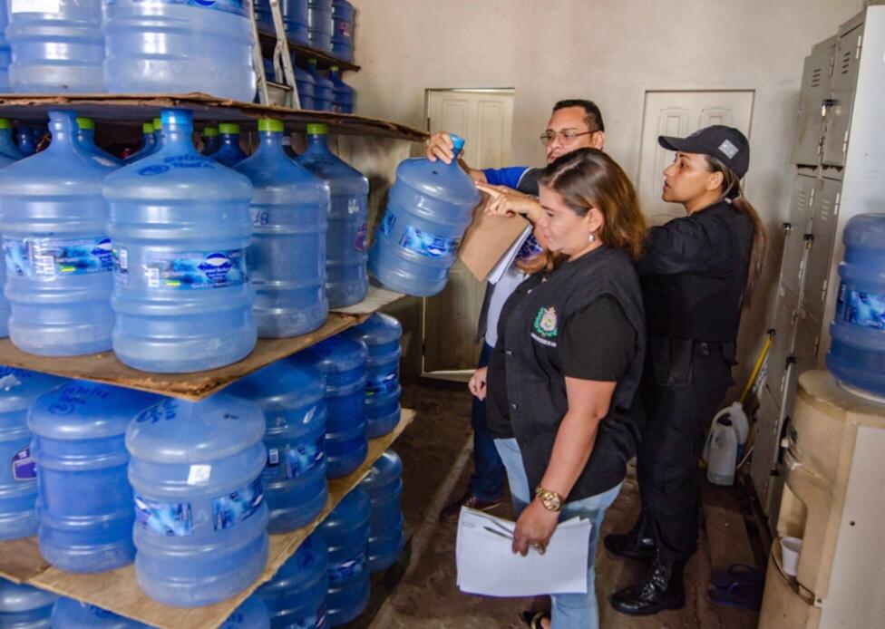 Operação do Procon autua distribuidoras de água com irregularidades em Macapá