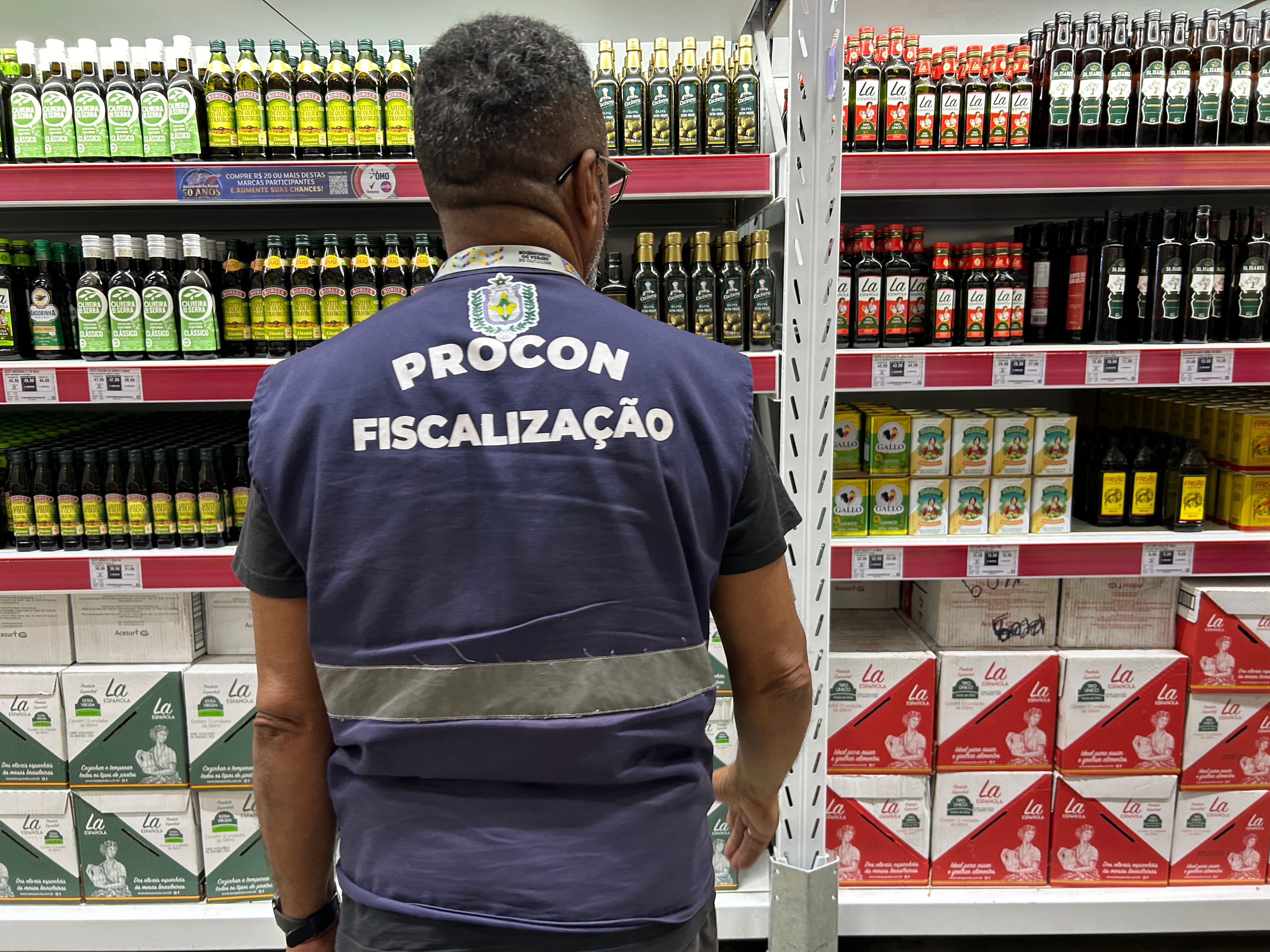 Procon-AP inspeciona supermercados para reforçar proibição da comercialização de azeites de oliva impróprios para o consumo