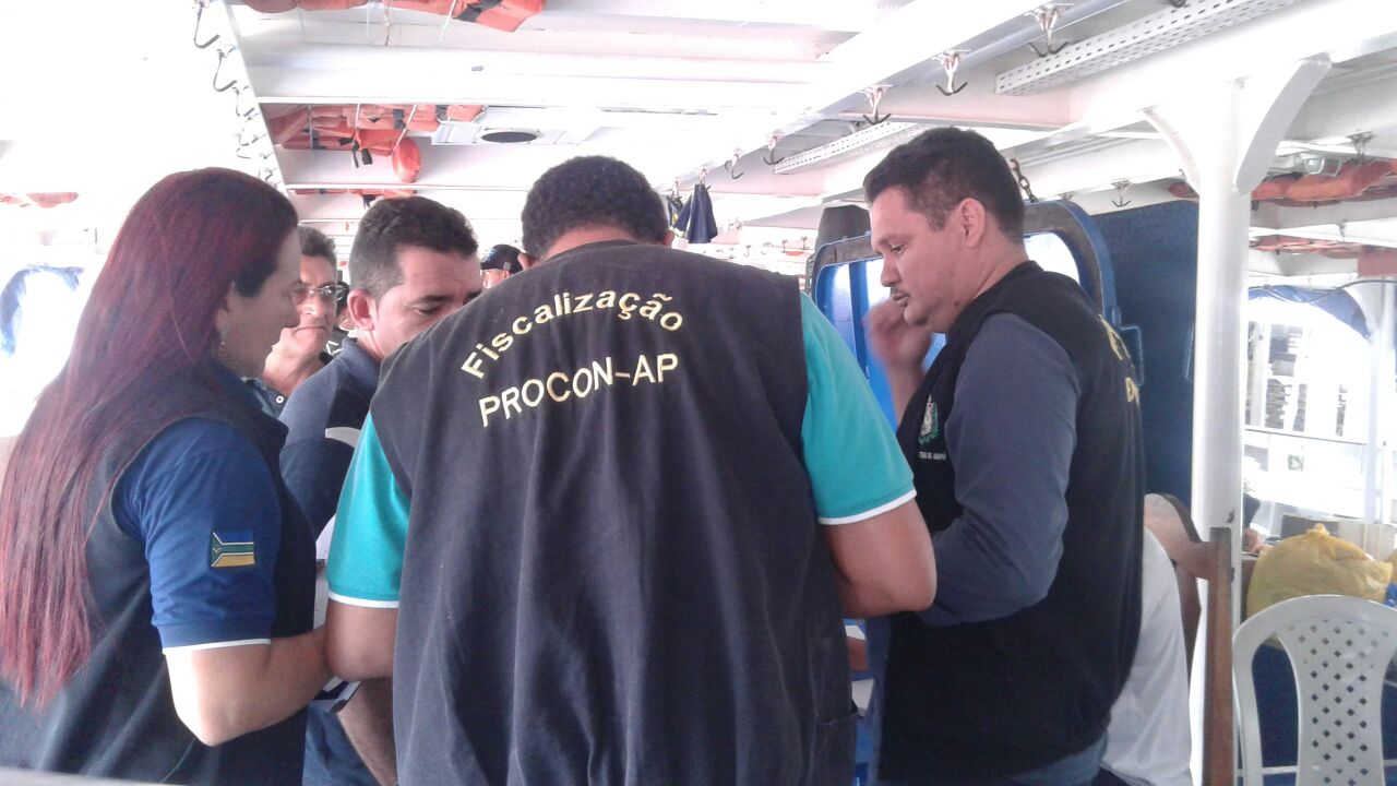 Procon autua porto e notifica embarcação e estande de venda de passagens