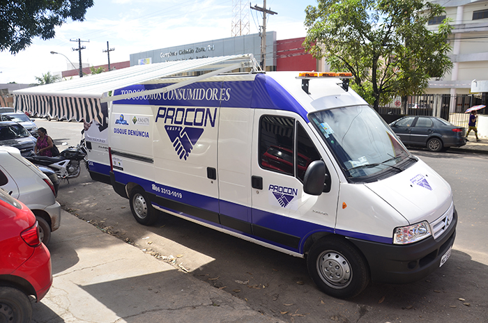 Carro itinerante do Procon oferece atendimento móvel na capital
