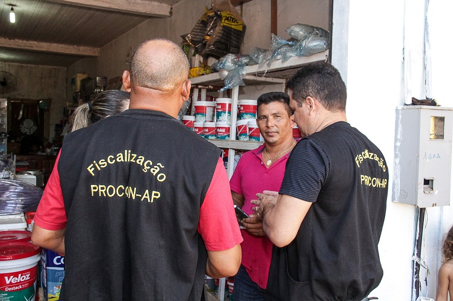 Ação educativa orienta comerciantes e consumidores do município de Vitória do Jari