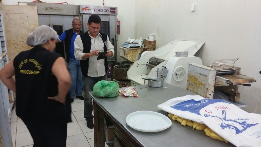 Procon fiscaliza estabelecimentos comerciais no Conjunto Macapaba