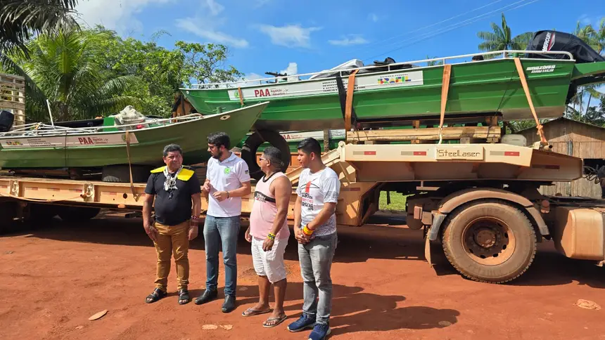 Governo do Amapá entrega embarcações para indígenas na aldeia do Manga em Oiapoque