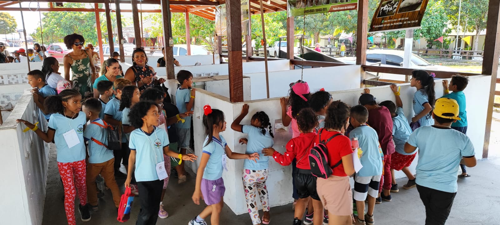 Visita Educativa de várias escolas, ao Sítio da unidade demonstrativa do RURAP, durante 53 expofeira do Amapá.
