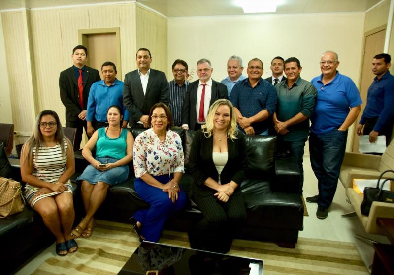 Lei de Responsabilidade Fiscal é abordada em reunião entre prefeitos e autoridades do TCE