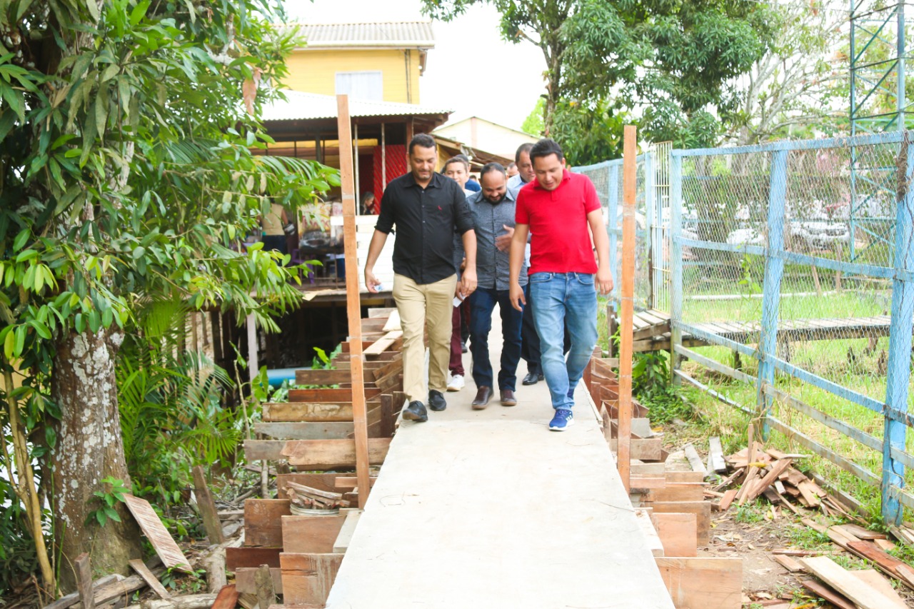 Prefeito de Santana visita obras das passarelas de concreto no Elesbão