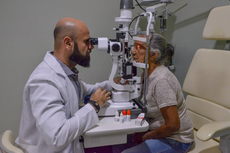 Pacientes da segunda turma realizam cirurgias de catarata bancadas com recursos próprios da PMS