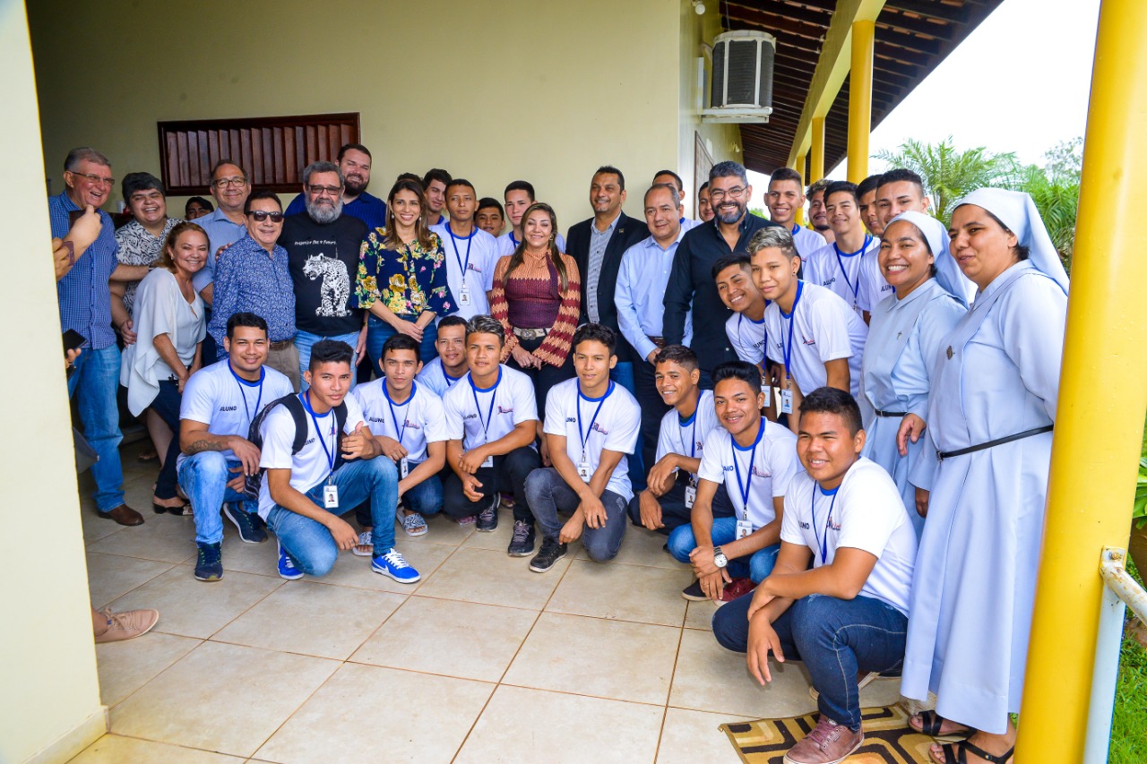 Prefeito Ofirney Sadala prestigia aula inaugural do curso de montador de móveis no abrigo Lar Bethânia