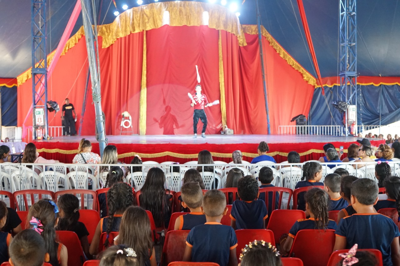 Prefeitura de Santana proporciona sessão especial para alunos e idosos no Circo Ramito