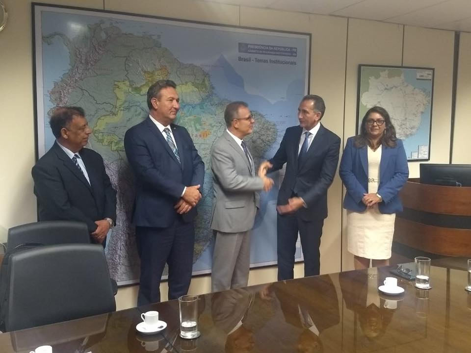 Acompanhado do senador Lucas Barreto e de colaboradores de governo estive no Ministério de Minas e Energia para tratar de assuntos que afetam diretamente o desenvolvimento do nosso Amapá.