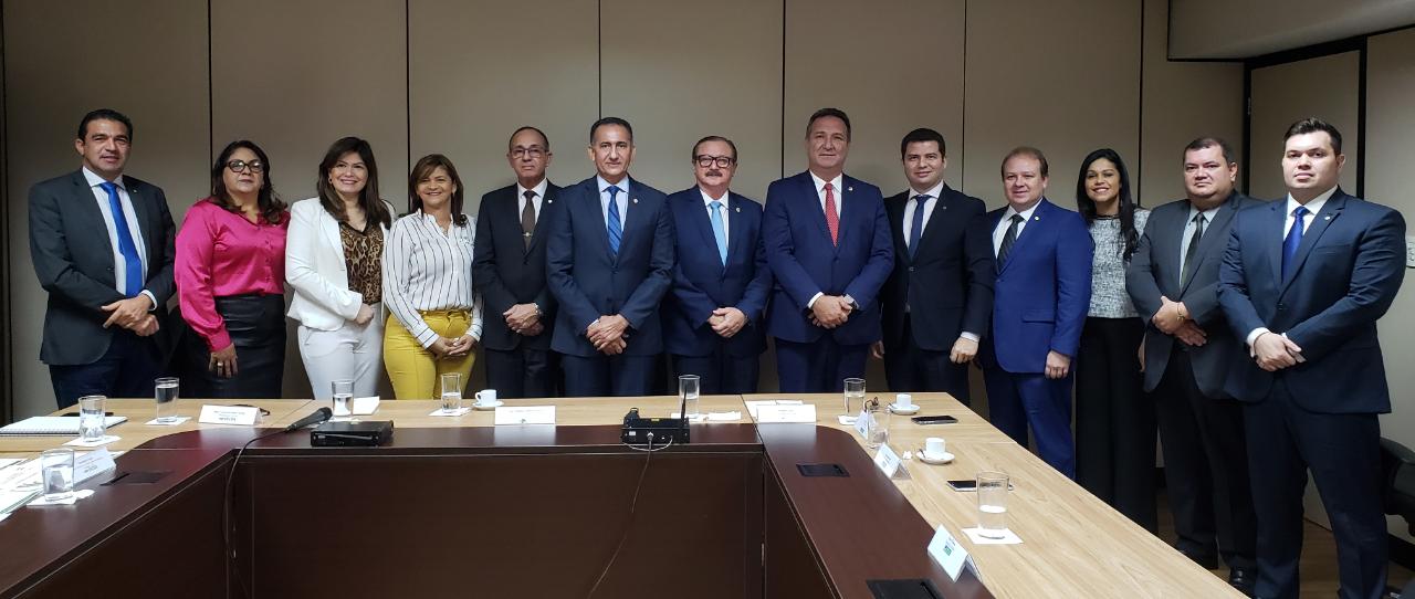 A Secretária da SEAB acompanhou o Governador Waldez Goés, juntamente com a Bancada Federal, em importante reunião onde foi alinhada a instituição da Força Tarefa para regularização de terras no Amapá.