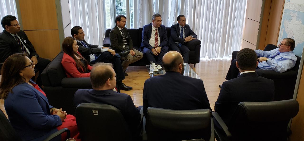 Na tarde desta terça-feira o Secretário Nacional de Assuntos Fundiários e Vice-ministro de Agricultura, juntamente com a bancada federal do Amapá, recebeu o Governador Waldez Góes para tratar da tão almejada regularização fundiária.