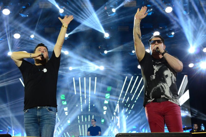 Dupla Bruno e Marrone emociona público ao levar 'máquina' de hits românticos na abertura da 53ª Expofeira do Amapá