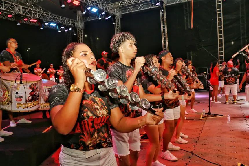 Carnaval 2025: agremiações agitam o público em passagem de som do Festival de Samba de Enredo e Bateria, em Macapá