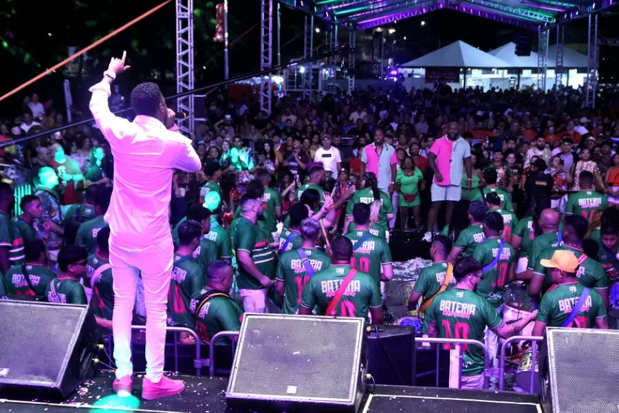 Show da Mangueira e musa carioca Karinah agitam público durante concurso de samba-enredo no Amapá