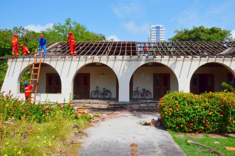 Governo do Estado inicia retirada de telhado e limpeza de espaços da obra do ‘Parque Residência’