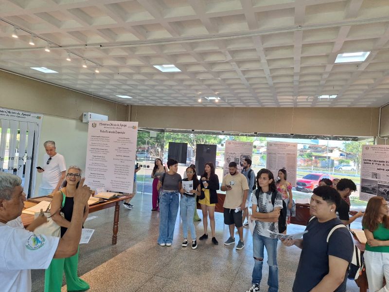 Estudantes da rede estadual e universitários visitam exposição 'Memórias Oficiais do Amapá', organizada pelo Governo do Estado