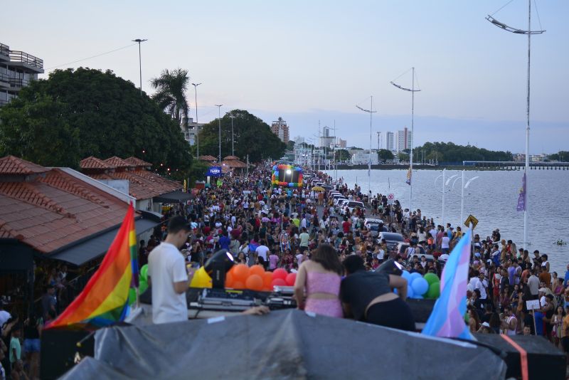 24ª Parada do Orgulho LGBTQIAPN+ atrai multidões e celebra a diversidade pelas ruas de Macapá