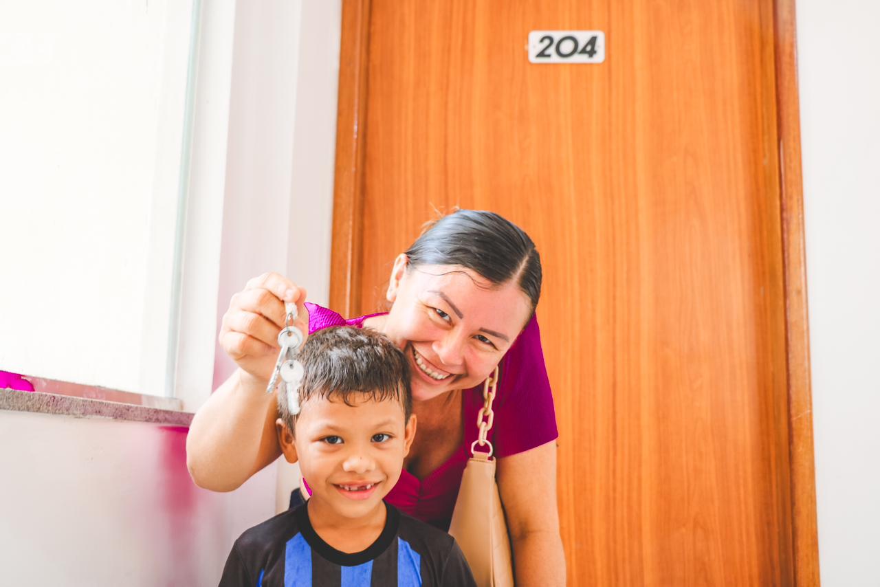 'Uma nova vida para os meus filhos’, diz mãe contemplada com apartamento no Residencial Vila dos Oliveiras