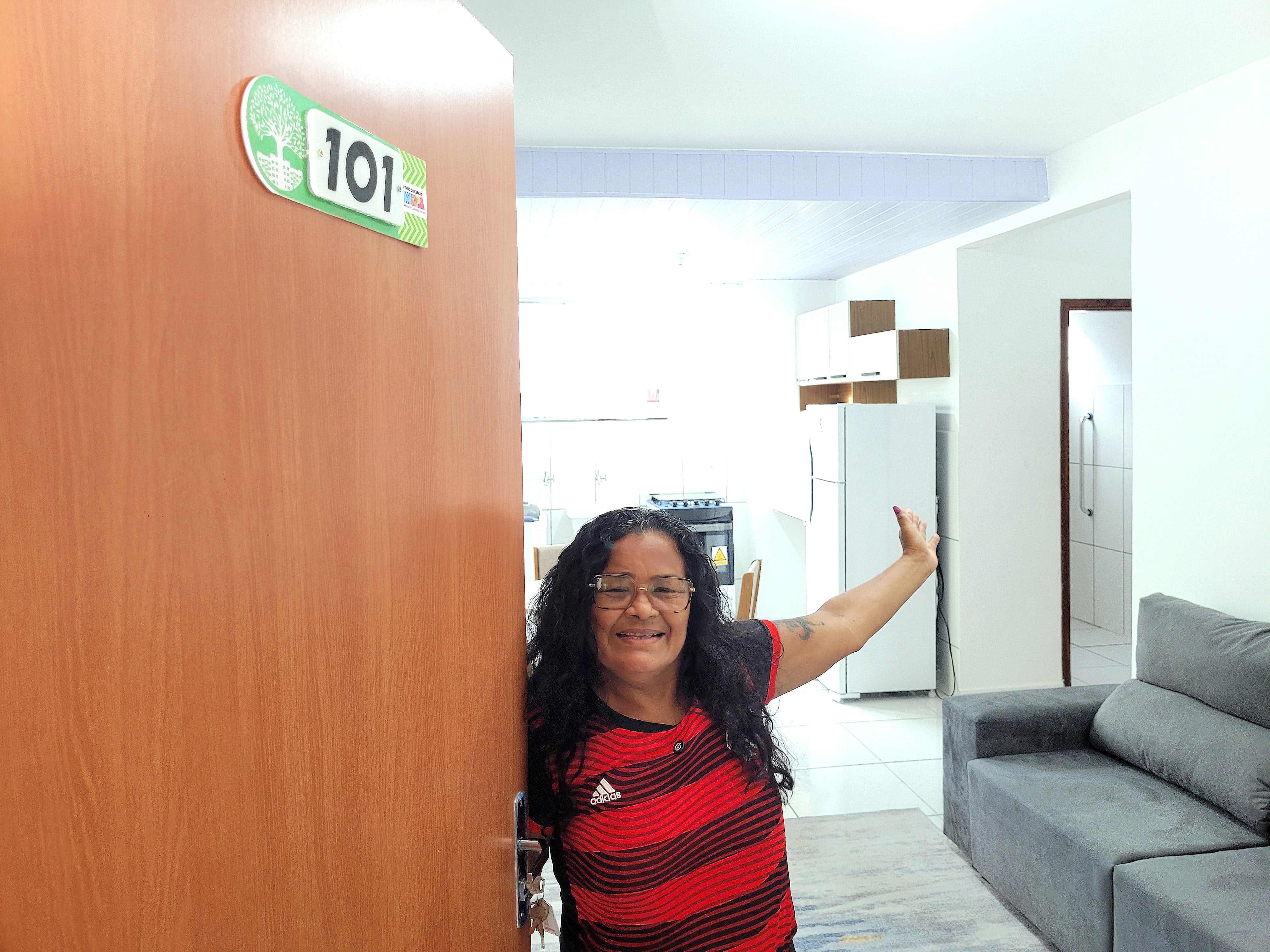 ‘É o dia mais feliz da minha vida’, diz contemplada com apartamento mobiliado no Residencial Vila dos Oliveiras
