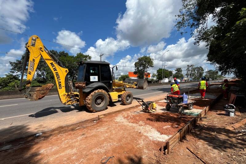 Amapá em obras: Governo do Estado constrói novas calçadas para pedestres na Rodovia Duca Serra, em Macapá