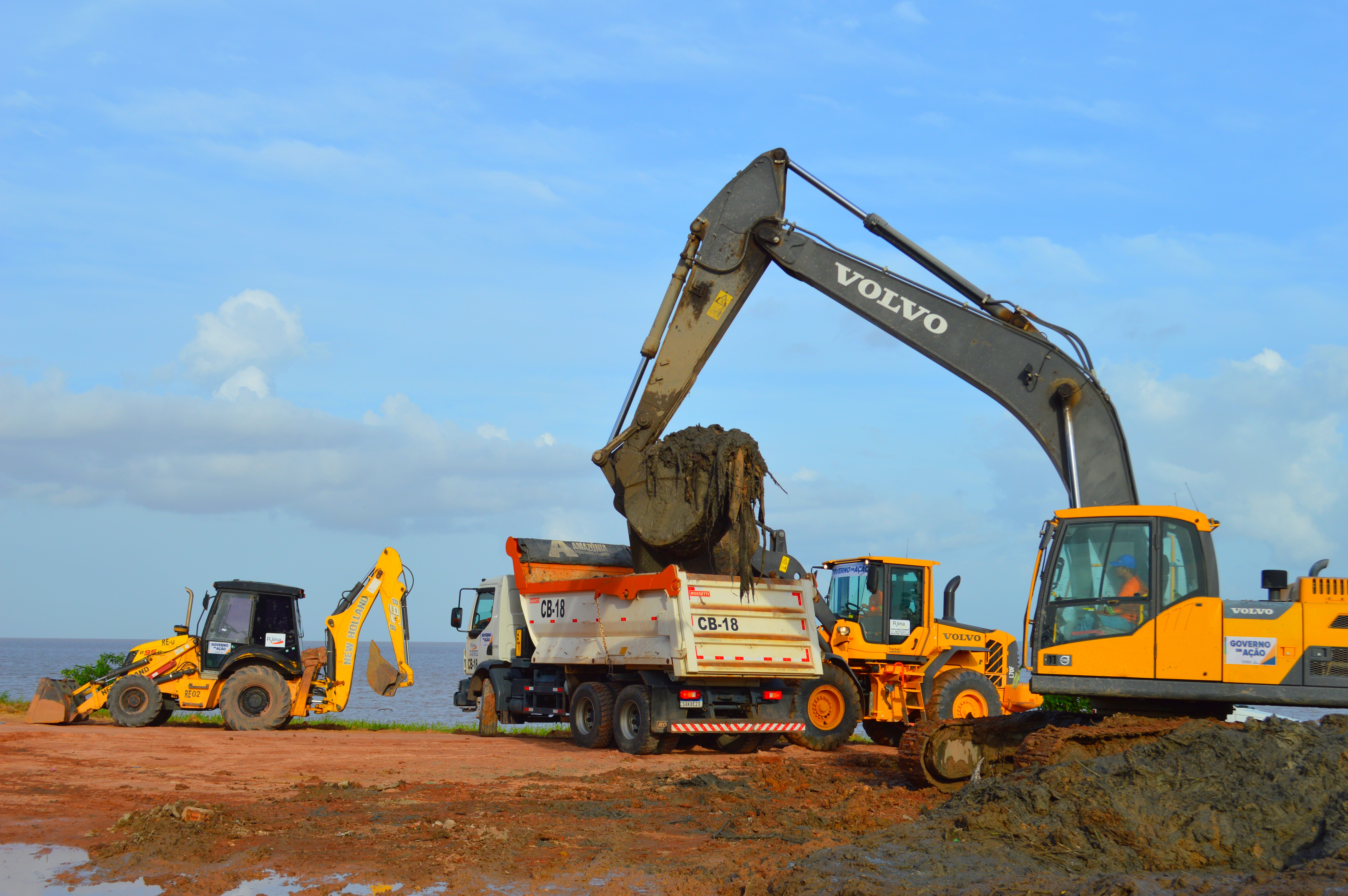 Governo do Amapá trabalha na etapa de limpeza e drenagem do complexo da orla do Aturiá, em Macapá