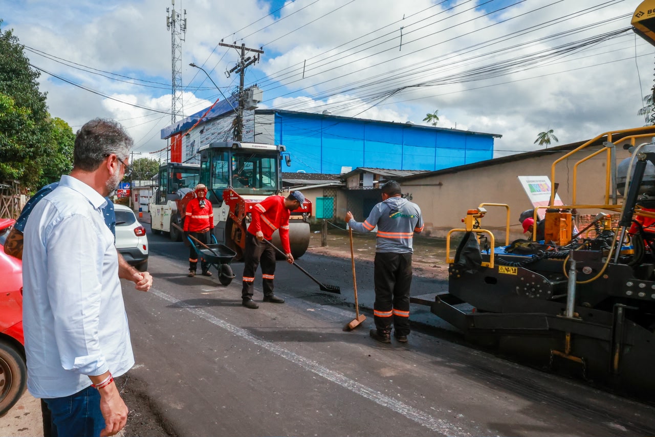 Governador Clécio inspeciona obras de pavimentação na Fazendinha que ampliam a mobilidade urbana e fortalecem a economia local