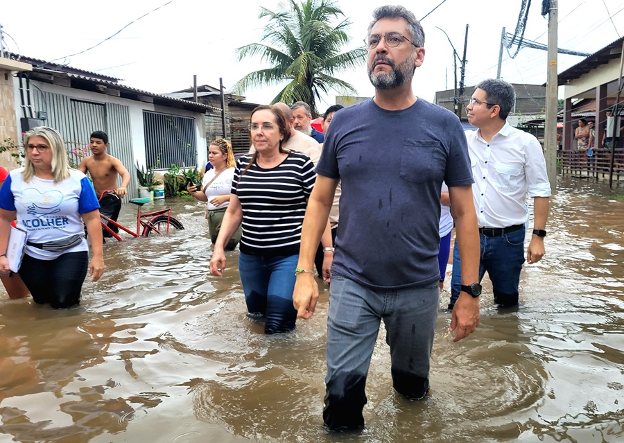 'Nós viemos aqui juntar os nossos esforços e dar todo suporte à prefeitura', afirma governador Clécio Luís sobre alagamentos em Macapá