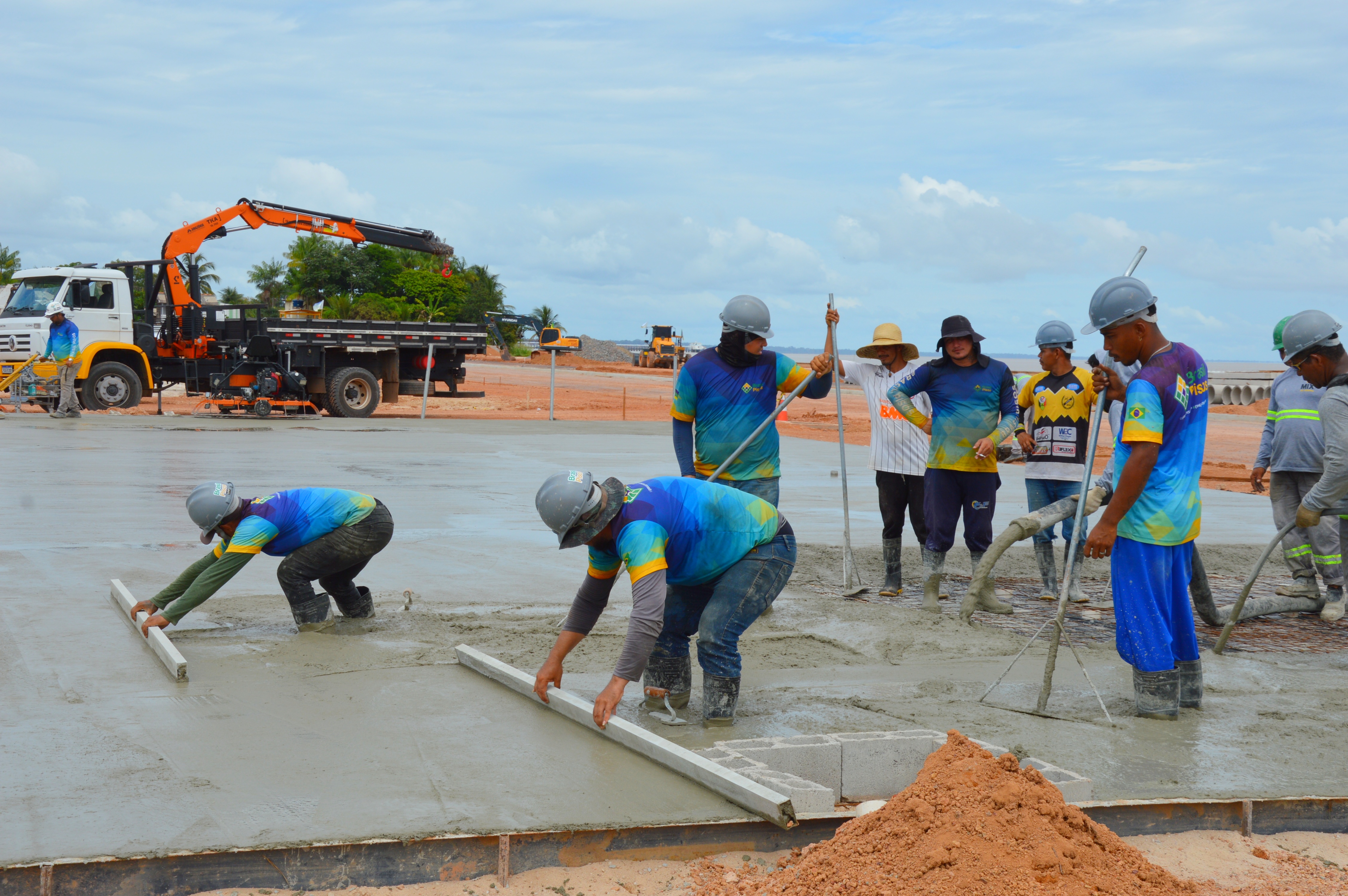 Governo do Amapá avança na urbanização da Orla do Aturiá, em Macapá, com a concretagem de quadra Poliesportiva